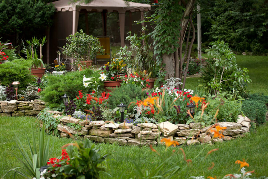 在这个花园中使用的花是可爱的和异国情调的，而堆叠的石墙为景观增添了乡村，家庭的品质。