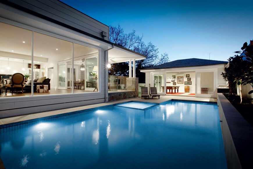 住宅本身的对面是这个美丽的开放式泳池房子，充满了滑动玻璃门，设计与室外融为一体。