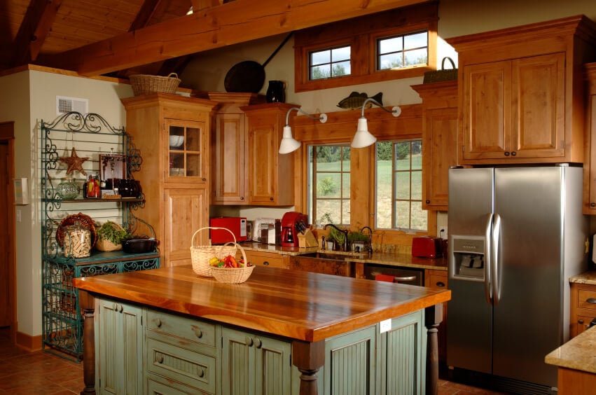 尽管它更罕见的外观，硬木台面是一个最好的选择，可在风格和实用，当涉及到设计厨房岛。这个例子的特点是一个乡村风格的基础，旧式橱柜漆成朦胧的绿色，与光滑的，丰富的着色木台面形成对比。