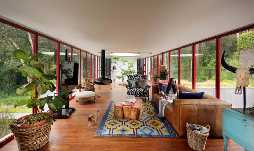 宽敞的开放式空间以丰富的硬木地板为特色，与凉爽的现代结构形成对比，并配备了一套多功能和个性化的家具。长毛绒皮沙发旁边是一张树板咖啡桌，周围环绕着植物和非凡的景色。