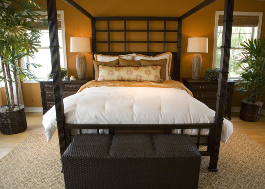 漂亮的卧室，深色木家具和四柱床。