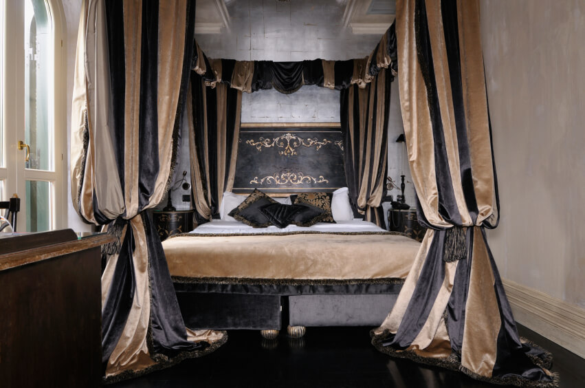 这张床令人难以置信的奢华集中在厚厚的天鹅绒窗帘上。背带是黑巧克力色和流苏色，从翻腾的窗帘下几乎看不出来。床上用品的面料和质地也是一样的。