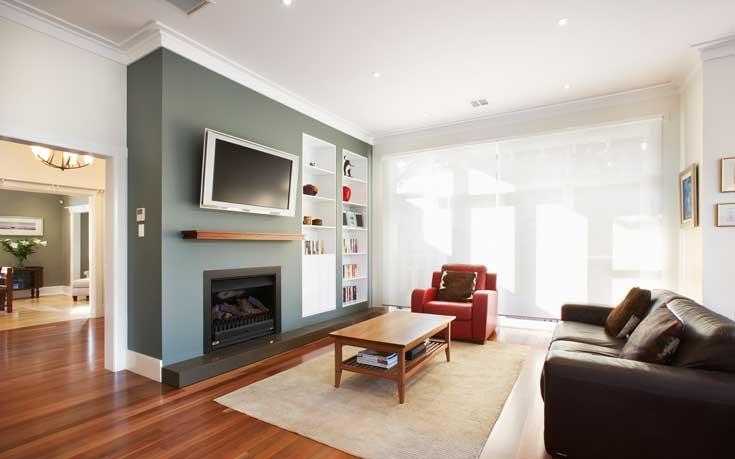 深色的硬木地板与较小起居区的浅色硬木地板形成对比。这个家庭娱乐室设有第三个壁炉，让人相信放松、温暖和舒适是该家庭在招募LSA设计服务时的目标。更多的内置置物架，简单而现代的家具使这个房间舒适而时尚。鲜红色的椅子占据了舞台的中心位置，并与整个住宅中同样大胆的颜色相联系。大的带面纱的窗户可以让自然光透进来。