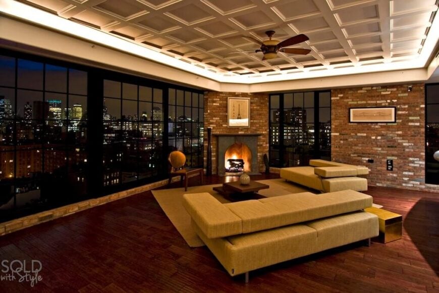 吊扇完美地补充了家具中温暖的木材和黄色调的使用，同时与白色的凹形天花板和凹形照明形成鲜明对比。
