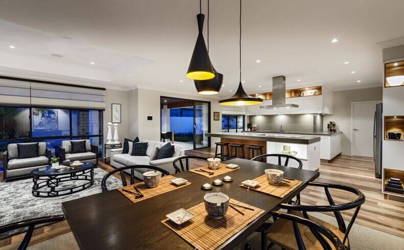 深色的木材色调吸引着人们的目光，围绕着这个现代的客厅、餐厅和厨房。多色调的木地板进一步增加了空间的维度。