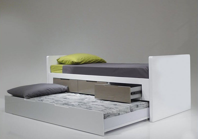 这张抬高的床非常适合在外过夜，包括三个不锈钢抽屉，用于床下额外的存储空间。考虑枕头或毯子。