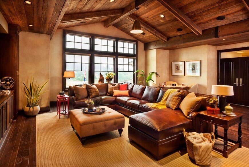 这个大型皮革组合在这个宽敞的客厅占据中心舞台。天然木材的拱形天花板与木地板相得益彰，使空间感觉不会太大。