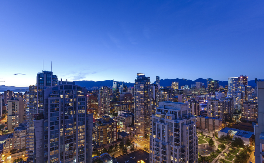 顶层公寓的360度全景之一，展示了温哥华市和远处的山脉。