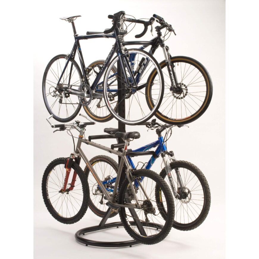 在同一个空间里堆叠四辆自行车，当你需要它们的时候，很容易把它们拿出来。