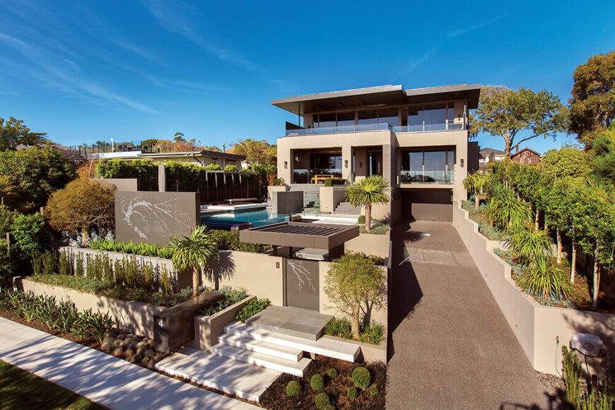 这个现代化的住宅具有广阔的景观设计和集成的游泳池。