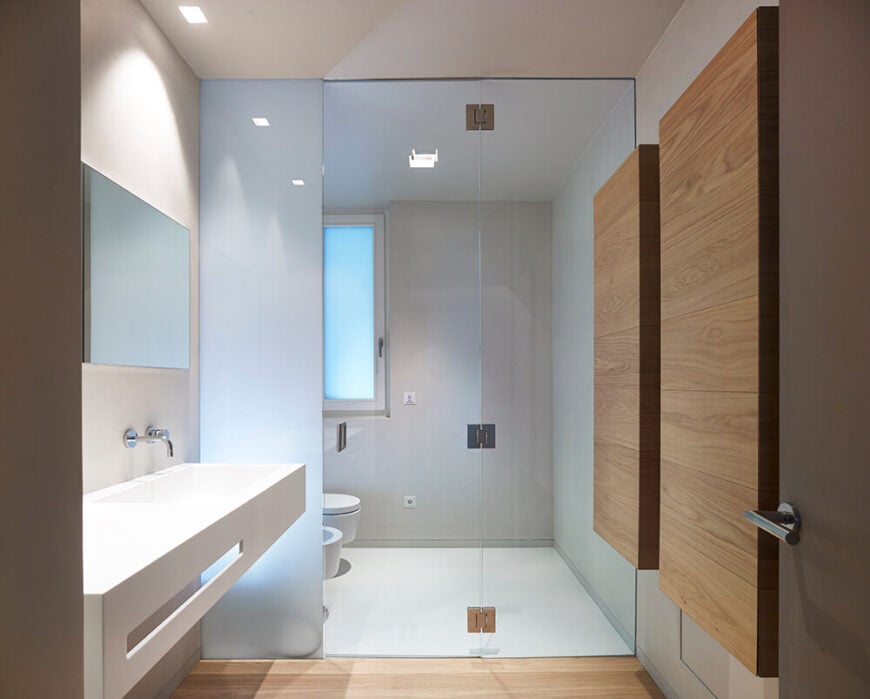 一楼的浴室设有一个潮湿的房间，在隐私屏幕后面有一个厕所。水槽由一个长槽和两个壁挂式水龙头组成。