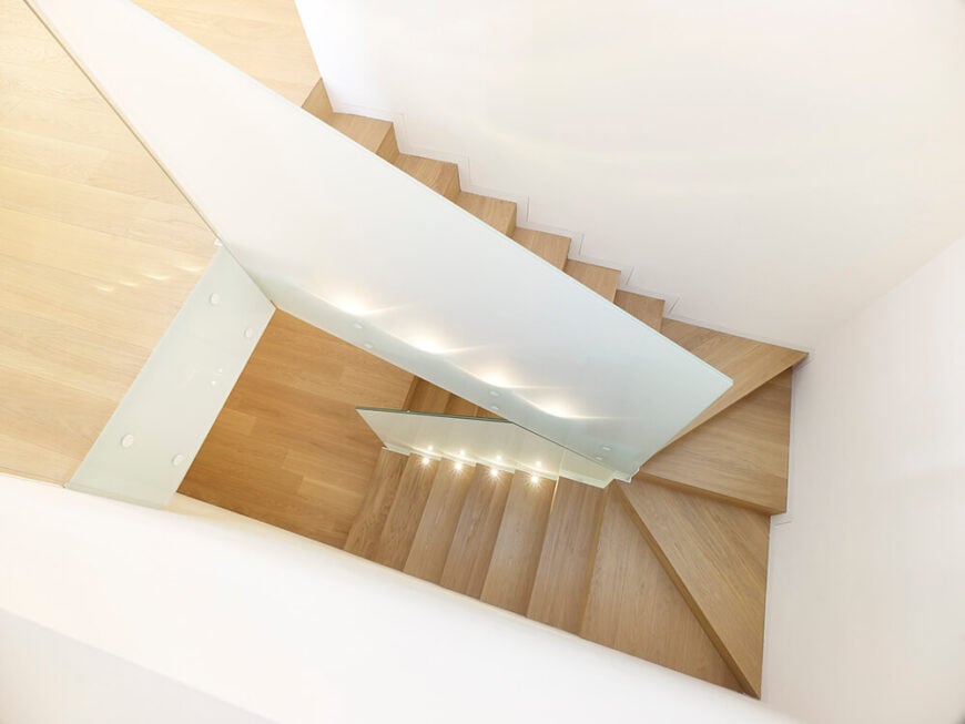 从阁楼上看楼梯，显示出光滑的轻木设计和缺乏扶手。楼梯的性质确保了它不会占用太多的空间。