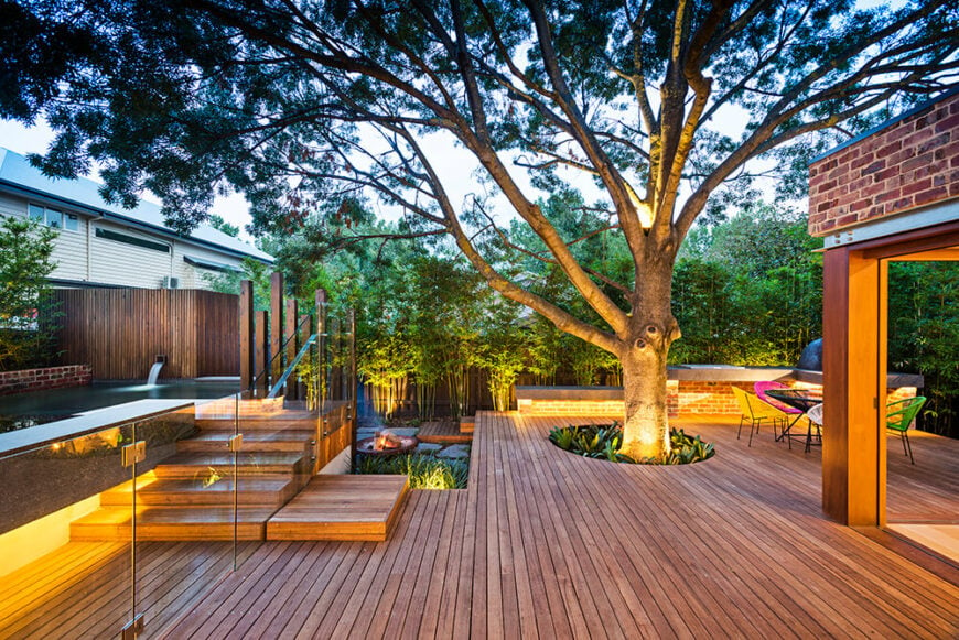 大量的材料和形状折叠成一个定制的、适度的空间，这个家的外部部分是一个真正的亮点。广阔的木材甲板承载着自然生活和现代建筑的平衡。