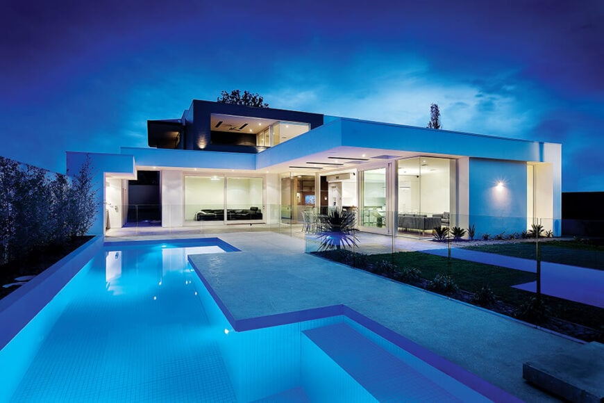 现代化的家庭与集成的游泳池设计和环绕玻璃。