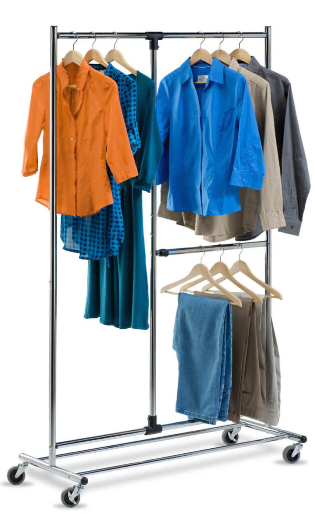 这种滚动衣架有两个较短的衣架用来放裤子和衬衫，还有一个较高的衣架用来放连衣裙或其他长衣服。
