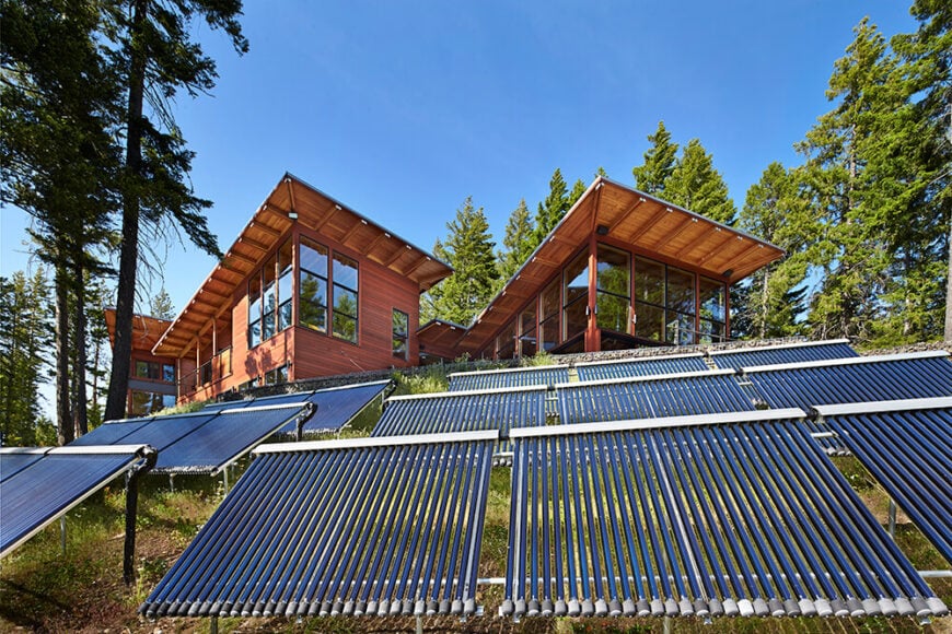 在一次成功的维护生态友好型房屋的尝试中，被动式太阳能电池板和太阳能热水器被用来降低能源成本，更好地利用大自然提供的能源。