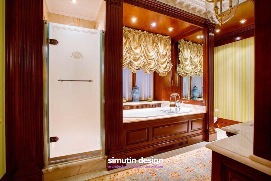 主浴室设有大理石包裹的蒸汽淋浴间、大理石台面和浴缸外壳，以及丝绸的褶皱窗帘。