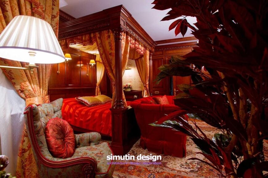 主卧室与其他房间完全不同。在丰富的红色和秋叶主题中，丰富的纹理和颜色的织物增加了木材的温暖红色。