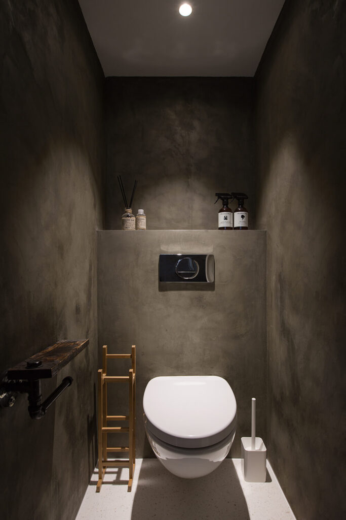 单独的浴室本身是宽敞的空间，有全高的分隔墙，完美地提供了额外的隐私，使浴室更有吸引力地逃离办公室本身的繁忙。灰色的墙壁和白色的瓷砖地板提供了简单而有效的对比。