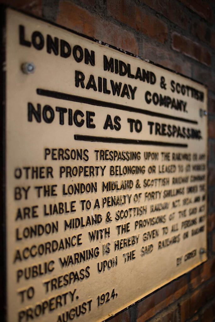 有了这个警示牌，围绕浴室的老式标志的来源被揭示出来是一个旧伦敦火车站。这样的历史元素增强了设计的跨代吸引力。
