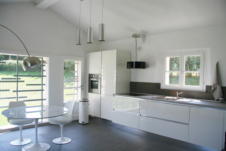 流线型的厨房可以舒适地容纳两人，并提供厨房所需的所有设施，包括一个低调的灶台。独特的，最小的窗框为空间增添了一些兴趣，而不影响整个房子提供的全景。