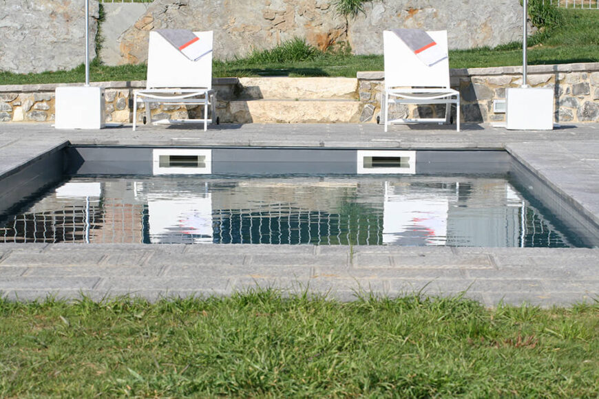 客房的私人泳池可以舒适地容纳两人，并通过一个质朴的石头露台连接到房子。
