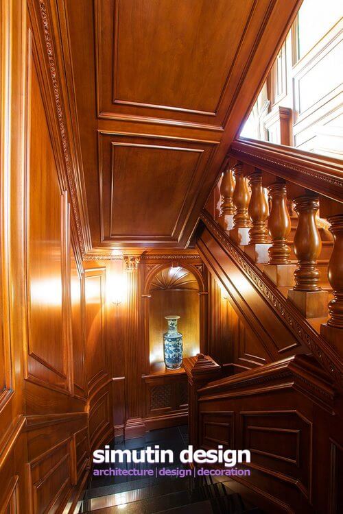 在这个楼梯的第一个转弯处，我们遇到了一个有灯光的凹室，里面有一个漂亮的花瓶。楼梯的美丽，精心制作的细节是光滑和抛光的。