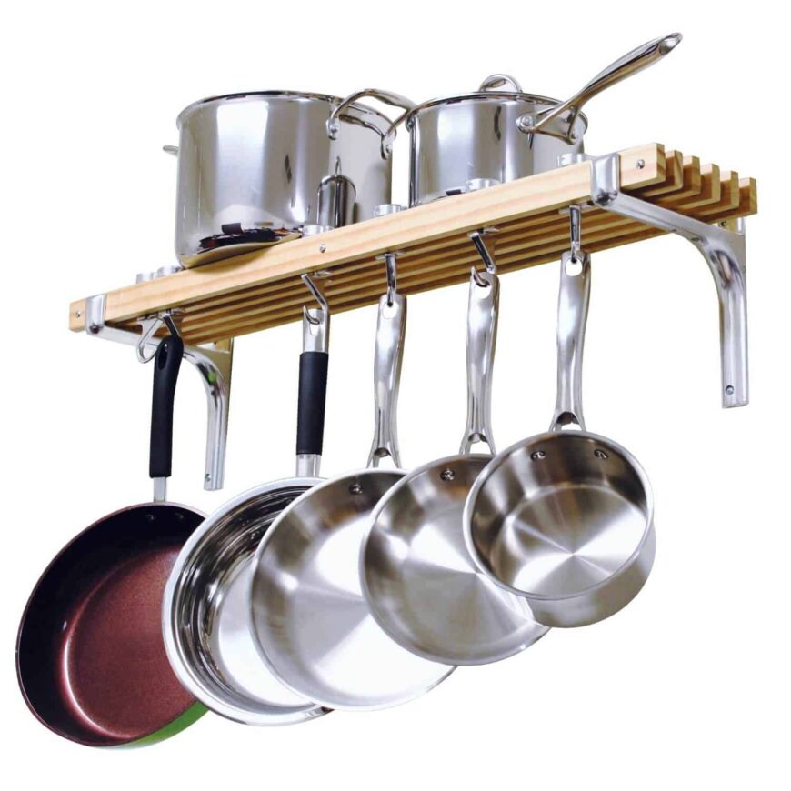 这个标准的壁挂式锅架可以让你把煎锅挂在挂钩上，同时把你的大锅和平底锅堆叠在架子上。