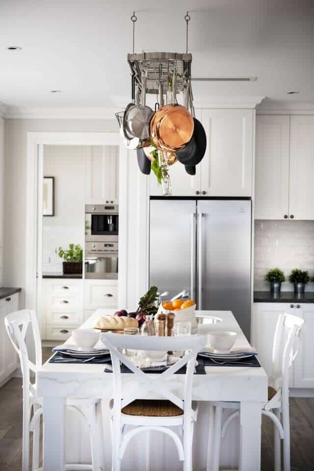 这个可爱的不锈钢锅架是这个当代厨房的一大亮点。黑色、白色和银色的平衡构成了一个引人注目的设计。