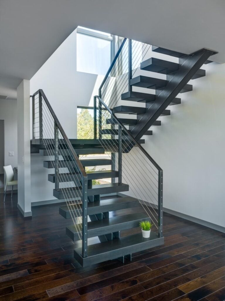开放式楼梯设计紧凑，实用，美观，让周围的天然木地板优先。