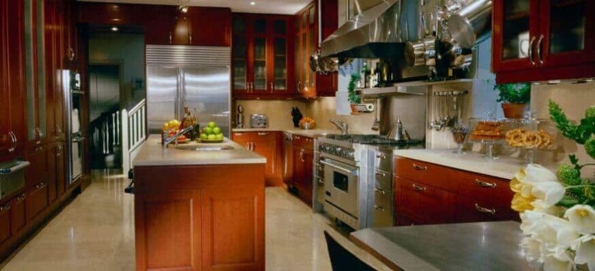 这个可爱的厨房里的锅架悬挂在炉子两侧的天花板上，而不是像大多数厨房里看到的那样悬挂在灶台上。这使得一个人在做饭时可能需要的所有工具和炊具的实际位置。