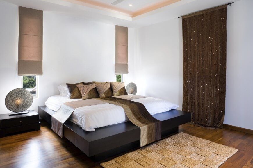 像这样一个极简主义的房间不需要床头板来压住它。床架沉重的木头足以压垮这个明亮的空间。深色的壁挂和厚实的纹理为空间增添了更多的趣味。