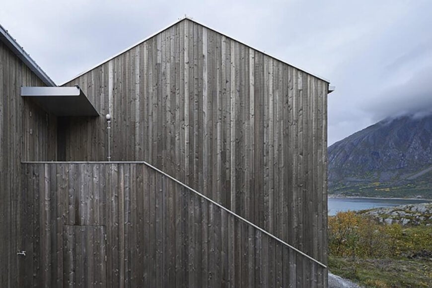 外部丰富的木镶板与钢和铝相结合，完美地保护了内部免受北方恶劣气候的影响。在房子外面，我们可以看到挪威海和附近的山脉。