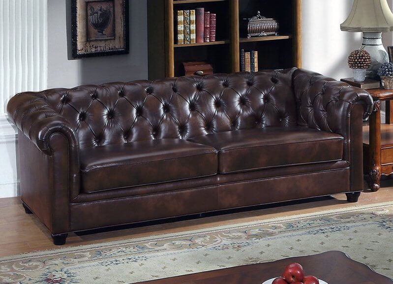这是一个经典风格的棕色皮沙发的完美例子。传统的外观由钮扣簇绒意大利皮革和天然木材框架支撑。