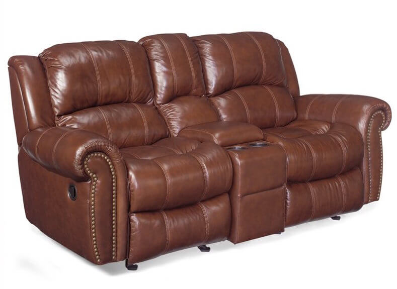 这款超舒适的沙发采用双躺椅设计，最大限度地提供舒适，加上一个独特的存储控制台在中心。钉头装饰和旋转扶手强调了沙发的老式奢华。
