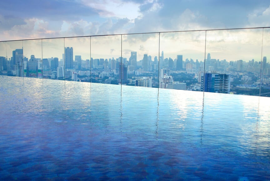 这个无边泳池看起来就像在世界的边缘，俯瞰着远处的城市景观。