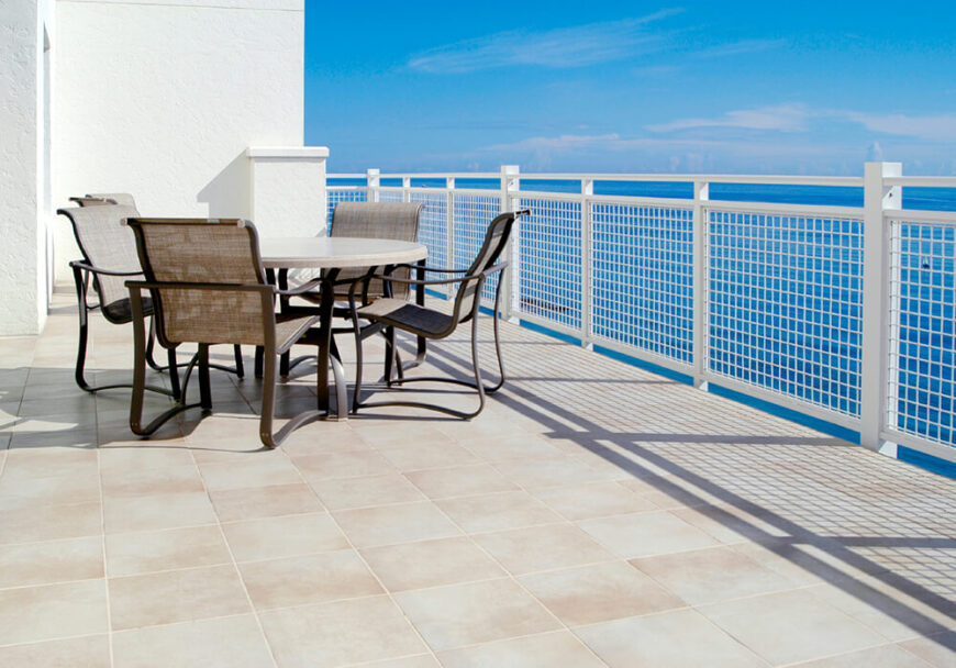 一个现代的屋顶露台，有一个简单的餐桌，可以看到美丽的蓝色大海。