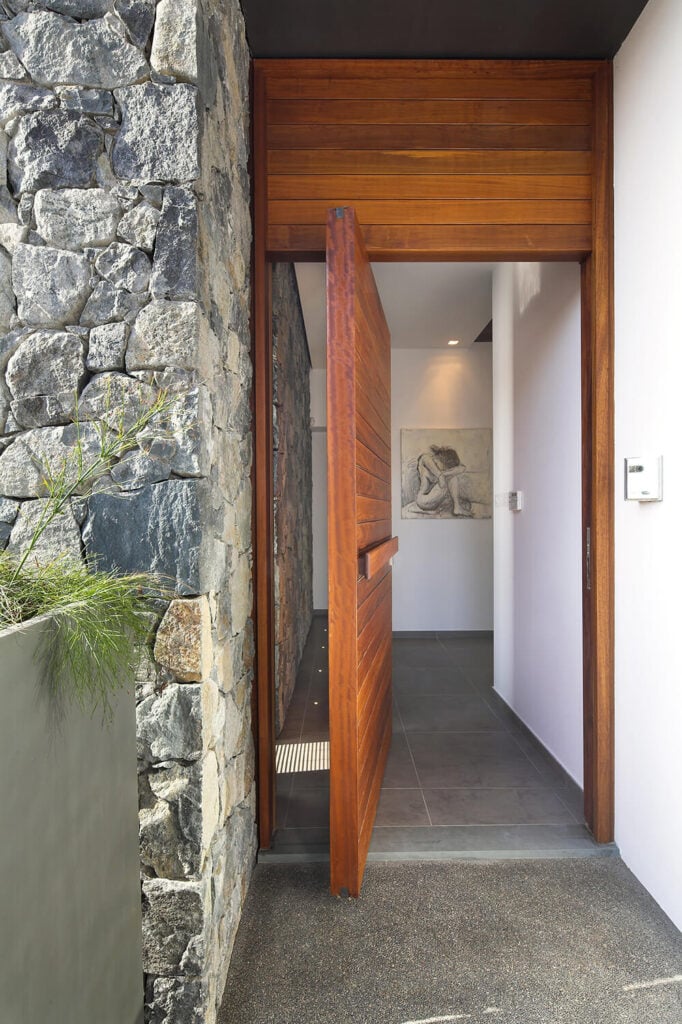 大前门使用了厚厚的天然木板，让位于原始的白色内饰和灰色的大面积瓷砖地板。