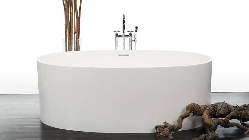 这个椭圆形的豪华独立式浴缸属于WETSTYLE的Be系列，表达了我们重新发现简单乐趣和自然美景的渴望。BBE 02浴缸以流体和对称的形式唤起纯净。这个美丽的椭圆形浴缸可在哑光和真正的高光泽™。