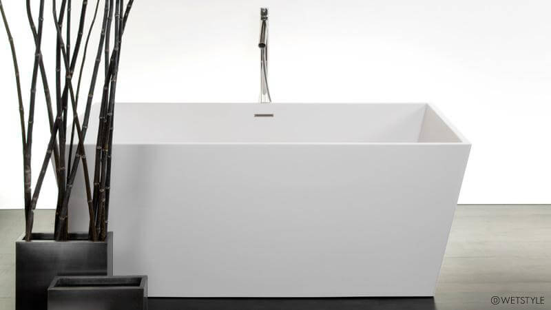 Cube系列的BC 08-01浴缸与其他型号相比具有细长的边缘，这允许更宽敞的内部空间，同时最小化安装所需的空间。此浴缸仅供独立安装使用，并包括一个橘黄色的浴缸球童。