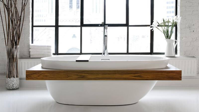 BBE01- shelf浴缸采用了BBE01美丽的曲线形状，并在整个外部增加了一个天然硬木架子，为这个自由站立的浴缸创造了一个内置架子。宽敞的室内支持两个沐浴者，每个都有自己的超舒适靠背。