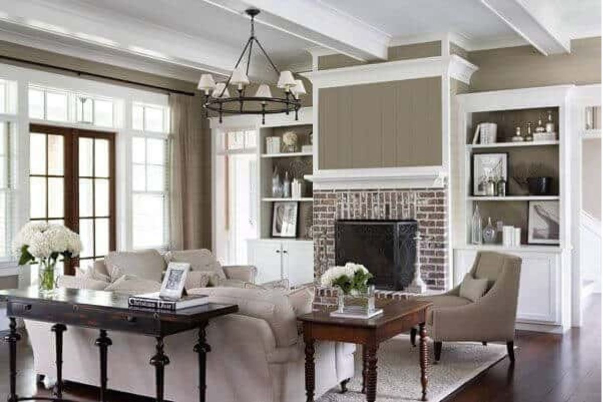 虽然灰褐色仍然是一种较冷的颜色，但它能在砖砌壁炉和木地板中带出温暖，使房间温暖起来。