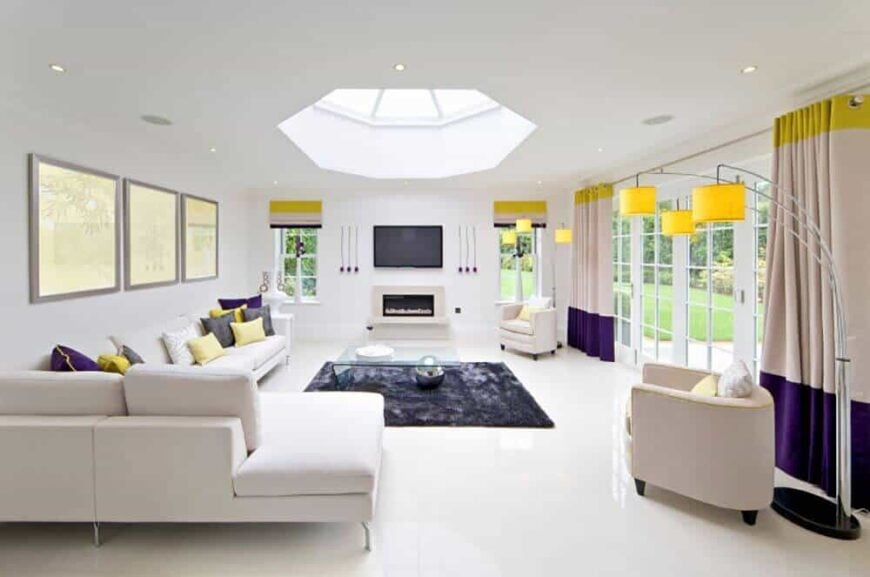 在这个客厅中，强调色的使用更加微妙，房间顶部为亮黄色，地板附近为皇家紫色。