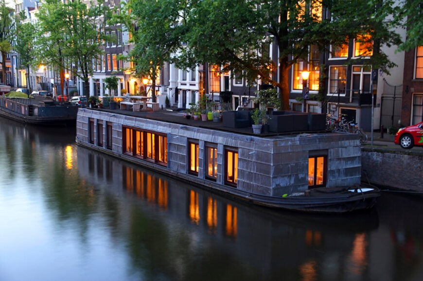 阿姆斯特丹的一艘大型木瓦船屋，屋顶上有各种盆栽植物和露台家具。