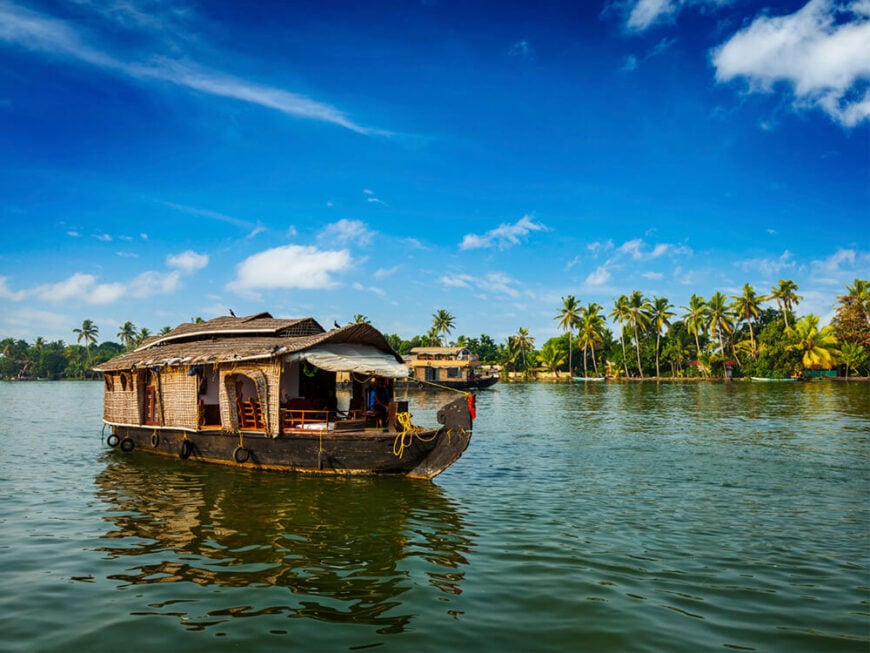 喀拉拉邦的这艘船屋正沿着一条宽阔的河流缓缓移动，非常适合观光。