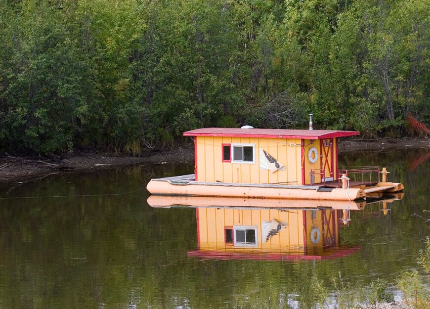 一艘更加质朴的“棚屋”船屋。棚屋船是漂浮在木筏上的小房子，这与船屋不同。这艘破船颜色鲜艳