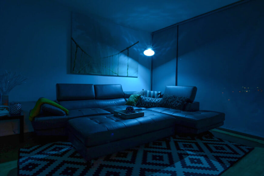 将SmartFx灯泡安装在客厅角落的一盏高灯上，你就可以用任何你想要的颜色淹没整个空间。智能灯泡甚至对灯泡本身进行了改进，在墙上创造了一个有趣的图案。