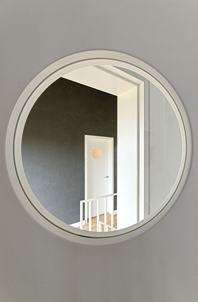 这是房子的一个有趣的方面，每扇门都有一个小的圆形风，可以向外窥视，揭示了家庭的艺术视野和不同空间的独特视角。