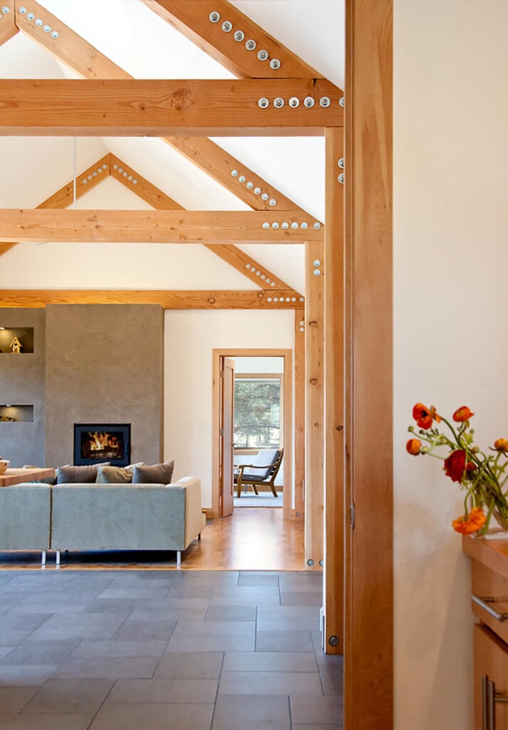 巨大的天然木材裸露的横梁贯穿整个房屋，确保了坚固而实用的外观，既实用又温暖。