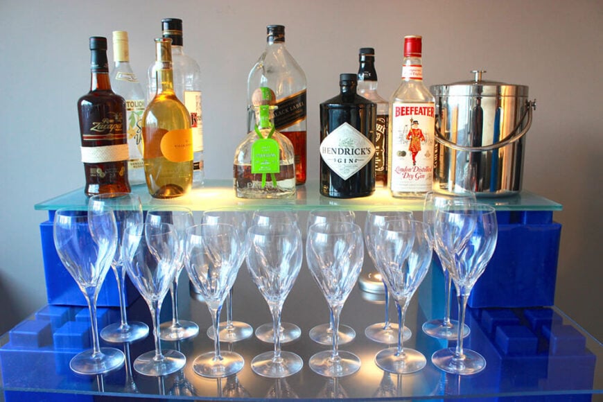 家庭酒吧是一个简单而受欢迎的项目，只需用玻璃、金属或木材的简单表面来完成。